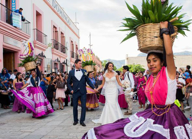 Mọi người tham dự một lễ cưới được tổ chức trên đường phố ở Oaxaca, Mexico.