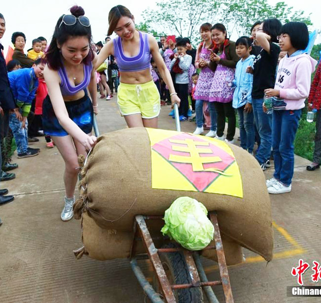 Thanh nữ Trung Quốc mạnh mẽ khi làm việc.&nbsp;