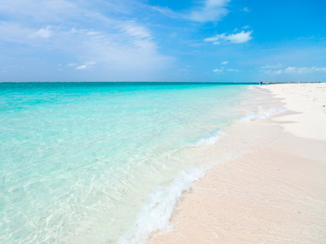 Grace Bay, Turks &amp; Caicos: Các chuyên gia du lịch đánh giá Grace Bay là bãi biển đẹp nhất thế giới. Nơi đây nổi tiếng với nước trong xanh và bãi cát trắng muốt.