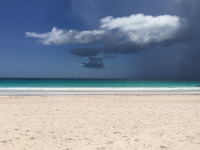 Pink Sand Beach, đảo Harbour, Bahamas: Cát ở đây không hồng như tên của bãi biển, nhưng phong cảnh thực sự đẹp với nước biển xanh và tĩnh lặng.