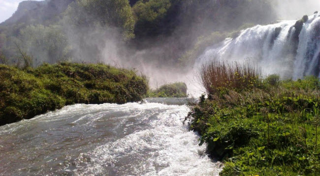 Để hài hòa giữa lợi ích của nhà máy thủy điện và phát triển du lịch, thác Cascata delle Marmore được cho chảy theo khung giờ nhất định.