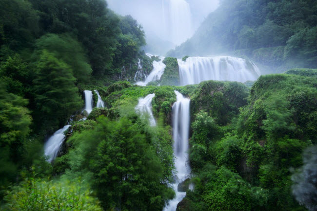 Từ trên đài quan sát, du khách có thể ngắm toàn cảnh thác và thung thũng Nera phía dưới.