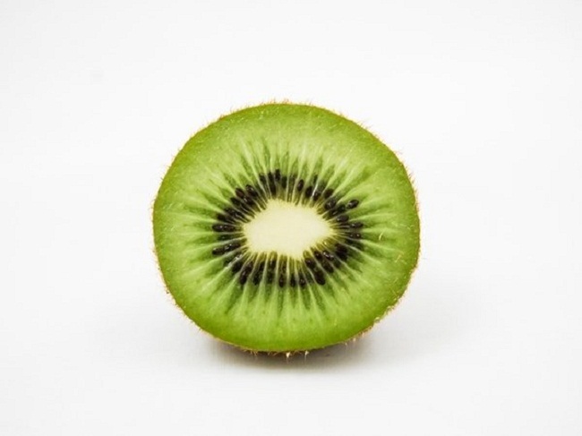 18. Kiwi chứa một nguồn vitamin phong phú như Folic, Acid, vitamin C, vitamin E và các khoáng chất thiết yếu cho cơ thể như Canxi, Sắt, Magie, Kali, Kẽm, Crom, Đồng. Lượng vitamin C trong kiwi gấp hai lần lượng vitamin C có trong cam. Ăn hoa quả có lượng vitamin C phong phú như kiwi giúp bảo vệ cơ thể chống lại các triệu chứng hô hấp liên quan đến bệnh suyễn.