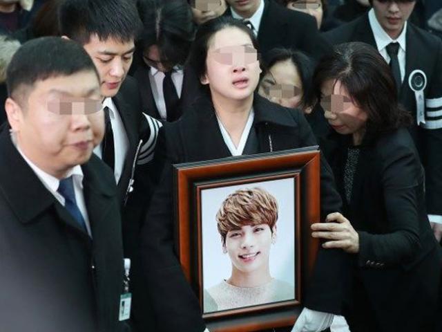 Đám tang trong nước mắt của ca sĩ Jong Hyun qua đời ở tuổi 27
