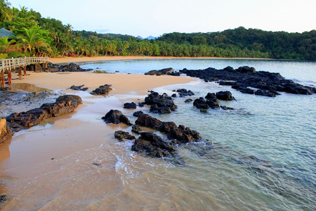 Khu du lịch Bom Bom ở đảo Príncipe: Khu nghỉ mát Bom Bom Island nằm trên bờ biển phía bắc của Príncipe, trên một bãi biển riêng biệt với bãi cát thoai thoải tuyệt diệu. Các phòng nghỉ nằm trong khung cảnh thiên nhiên đầy lãng mạn.