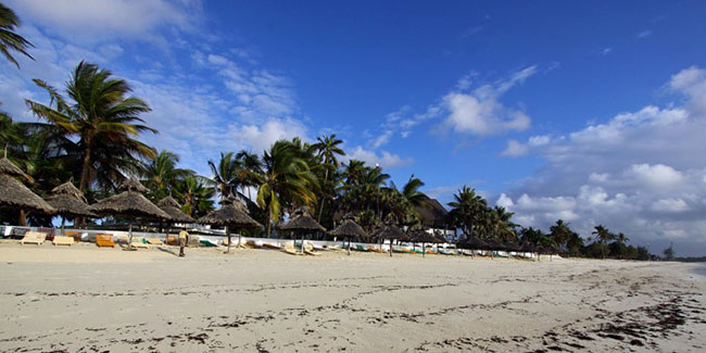 Bãi biển Diani: Bãi biển Diani là một trong những bãi biển đẹp nhất thế giới. Đây là một thiên đường nhiệt đới cung cấp những bức tranh cát trắng tuyệt đẹp và bãi biển xanh màu ngọc bích làm say đắm cho du khách khiến cho kỳ nghỉ của họ trở thành một kỷ niệm đáng nhớ.