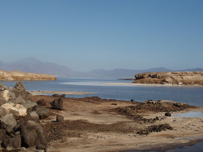 Hồ Assal, Djibouti: Hồ Assal là một miệng núi lửa, nằm ở trung tâm phía tây Djibouti. Hồ nằm ở một vị trí hoàn hảo cho những ai yêu thích ánh nắng mặt trời và muốn trải nghiệm một mùa hè sôi động. Hồ có cảnh quan thiên nhiên hấp dẫn được tạo ra bởi các tảng thạch cao bao quanh hồ.