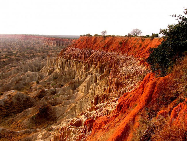 Thung lũng Mặt trăng, Angola: Thung lũng Mặt trăng là một trong những cảnh quan độc đáo nhất ở châu Phi. Thung lũng còn được gọi là Miradouro da Lua hoặc Watchpoint, cảnh quan hơi giống trên mặt trăng, với sự hình thành của những khối đá mang màu cam rực rỡ. Thung lũng Mặt trăng nằm cách Luanda 40 km về phía Nam ở Angola.