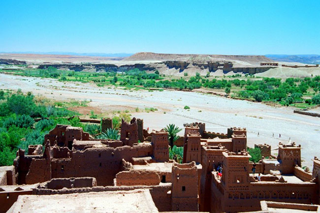 Aït Ben Haddou, Morrocco: Ait Ben Haddou là một trong những điểm tham quan đẹp nhất ở Châu Phi. Nằm ở rìa dãy núi Atlas, dọc theo thung lũng Kasbahs, thành phố với những tòa nhà xây bằng gạch bùn truyền thống, là kiến ​​trúc Maroc độc đáo. Thành phố đã xuất hiện trong rất nhiều bộ phim như Gladiator, Lawrence of &nbsp;Arabia và nhiều phim khác.