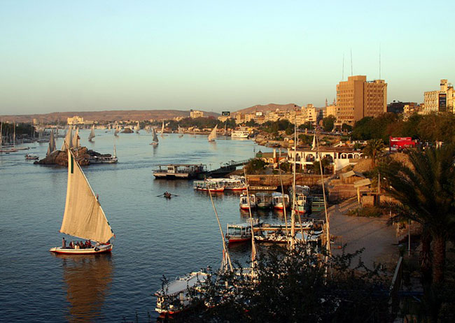 Thành phố Aswan và sông Nile, Ai Cập: Cách tốt nhất để khám phá vẻ đẹp của sông Nile là đến với thành phố Aswan. Tương tự như vậy, không có cách nào tốt hơn để thăm thú thành phố Aswan bằng thuyền trên sông Nile. Sông Nile là con sông dài nhất trên thế giới. Sự kỳ diệu và huyền bí của sông Nile rất quyến rũ du khách và dòng sông cũng là một trong những nơi đẹp nhất ở Châu Phi.