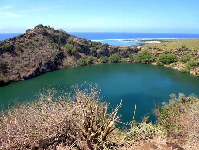 Lac Sale, Comoros: Lac Sale, nằm ở Comoros là một miệng núi lửa đã hình thành một hồ nước muối mang màu xanh da trời rất đẹp. Du khách có thể đi vòng quanh vách đá sa mạc và ngắm nhìn phong cảnh tuyệt diệu nơi này.