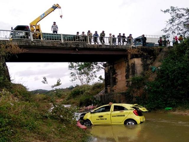 Taxi rơi xuống cầu, 4 người gặp nạn