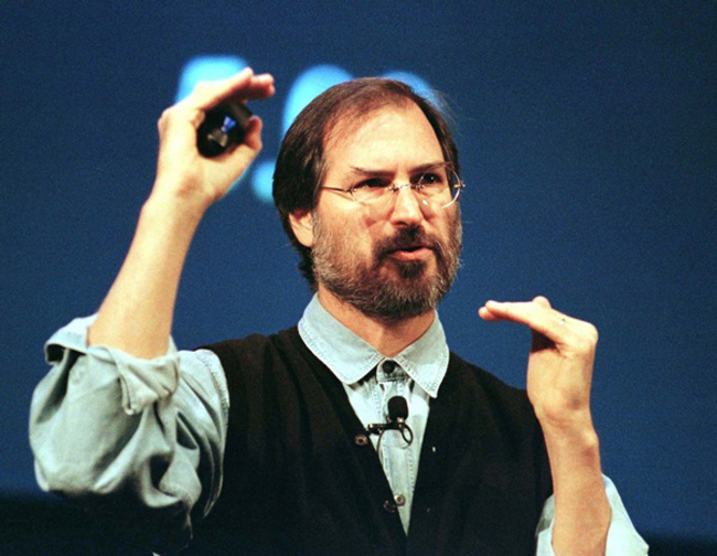 Năm 1996, Jobs xuất hiện trong bộ phim tài liệu mang tên Triumph of the Nerds, ông đã nói xấu Gates và Microsoft, cho rằng họ chỉ làm ra những &#34;sản phẩm hạng 3&#34;.