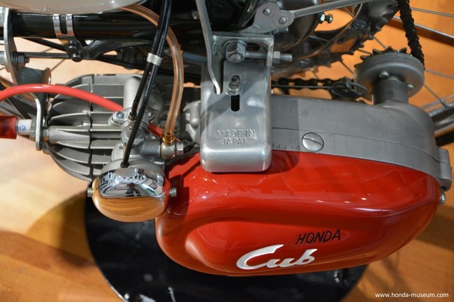 Cận cảnh hệ thống động cơ xe 1952 Honda Cub F