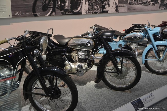 1949 – Honda Dream D bản màu đen ở ngoài cùng.