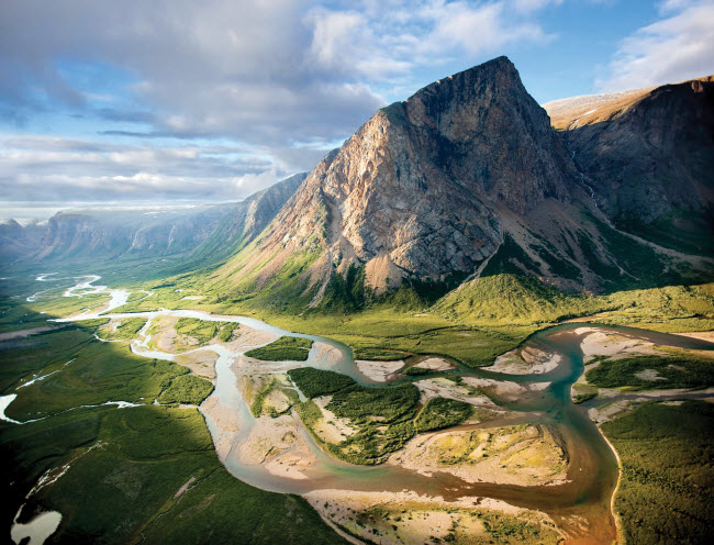 Vườn quốc gia núi Torngat tại cực bắc của Newfoundland và Labrador ở Canada có phong cảnh giống như được tạo ra bởi máy vi tính.