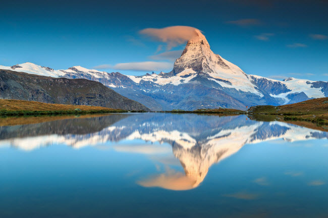 Núi Matterhorn thuộc dãy Alps nằm giữa biên giới Thụy Sĩ và Italia. Đỉnh núi có hình kim tự tháp và cao 4.480 m.