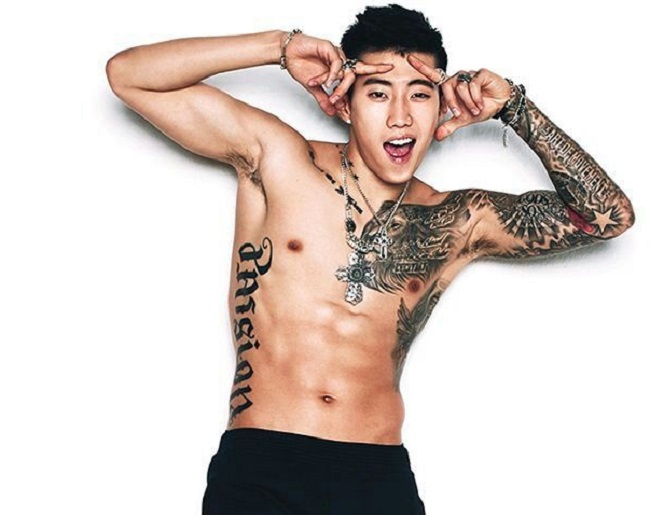 Ca sĩ Hàn Quốc - Jay Park vừa sở hữu thân hình vạm vỡ, vừa có nhiều hình xăm kỳ bí.