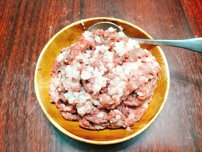 Cách làm chả bò cuốn lá lốt mềm ngon thơm nức mũi hàng xóm - 3