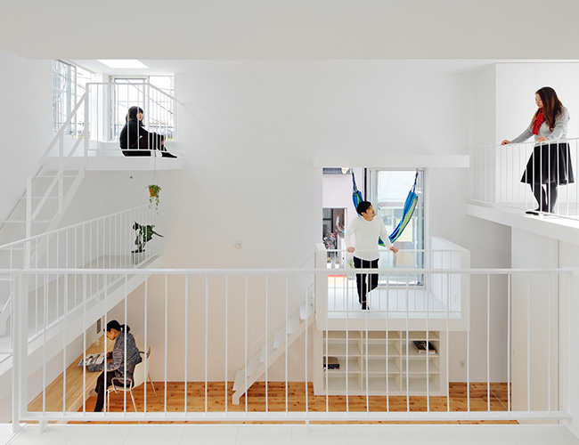 Được xây dựng giữa trung tâm thành phố Tokyo, Nhật Bản, ngôi nhà là tổ ấm của một gia đình trẻ.