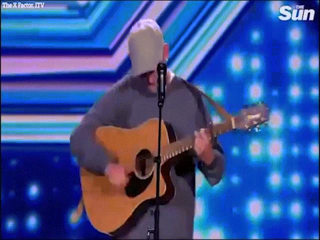 Hốt hoảng vì thí sinh hụt chân ngã cắm đầu trên sân khấu X Factor