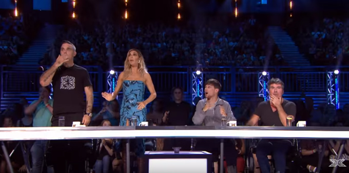 Hốt hoảng vì thí sinh hụt chân ngã cắm đầu trên sân khấu X Factor - 2