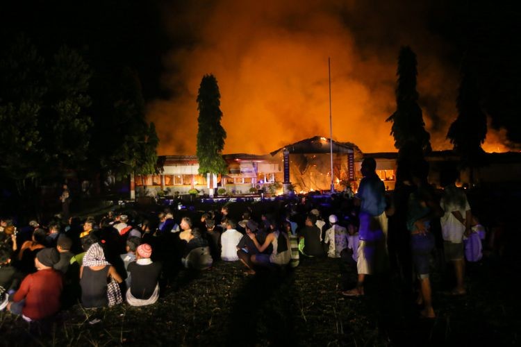 Indonesia: 1.200 tù nhân nổi loạn, ồ ạt vượt ngục sau sóng thần - 1