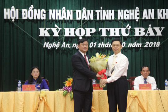 Nóng 24h qua: Nghệ An họp bất thường, bầu tân chủ tịch tỉnh 42 tuổi - 1