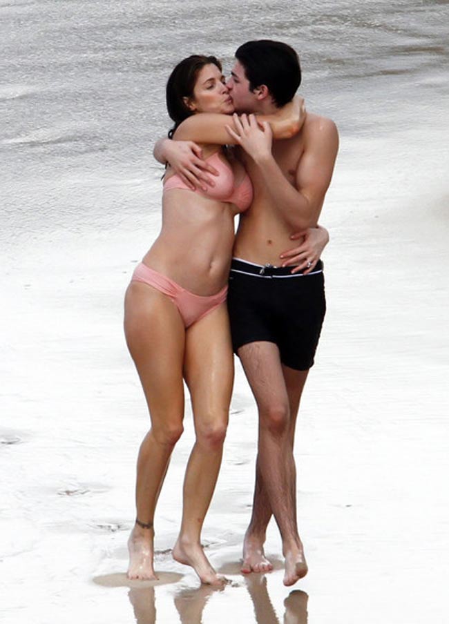 Cánh paparazzi từng săn được cảnh siêu mẫu Stefani Seymour- vợ của tỷ phú hàng đầu ngành may mặc Mỹ, có hành vi khác thường với con ở bãi biển.