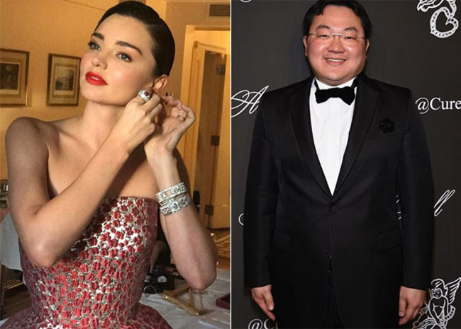 Jho Low tặng Miranda Kerr số nữ trang giá trị khổng lồ khác. Trong số đó có&nbsp;1 viên&nbsp;3,8 triệu USD, 1 viên&nbsp;4,5 triệu USD, dây chuyền nạm 8,8 cara kim cương, vòng cổ 800 ngàn&nbsp;USD, 1 đôi bông tai bằng kim cương 11 carat 1 triệu USD, vài chiếc vòng tay, vòng cổ và nhẫn với giá 1,98 triệu USD.&nbsp;