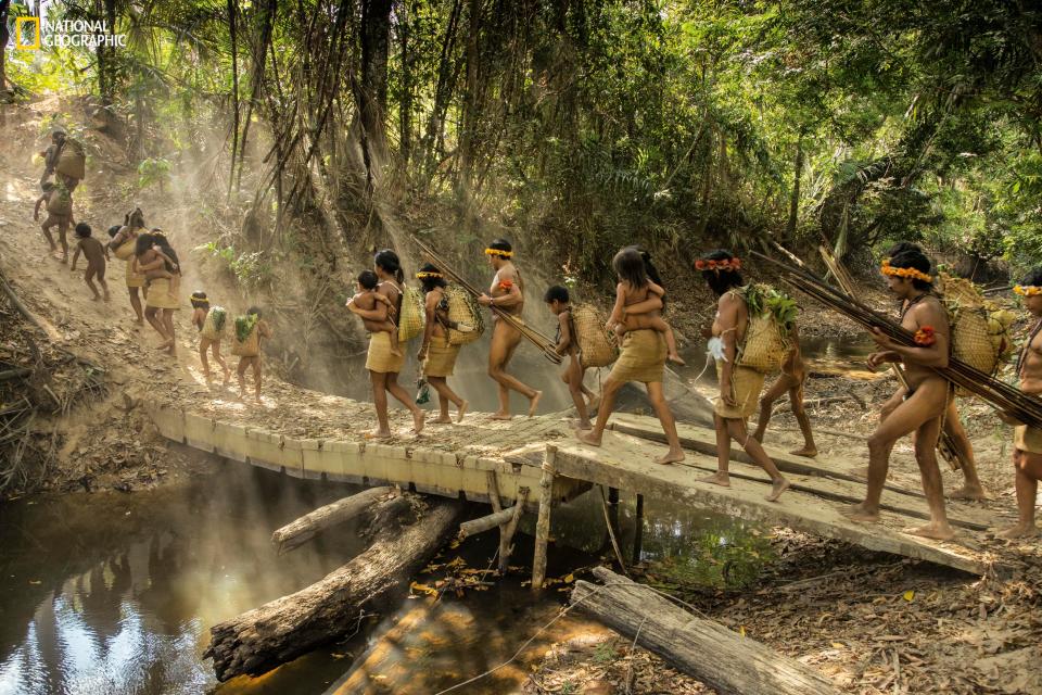 Cuộc sống của bộ lạc ít người nhất hành tinh ở rừng rậm Amazon - 1