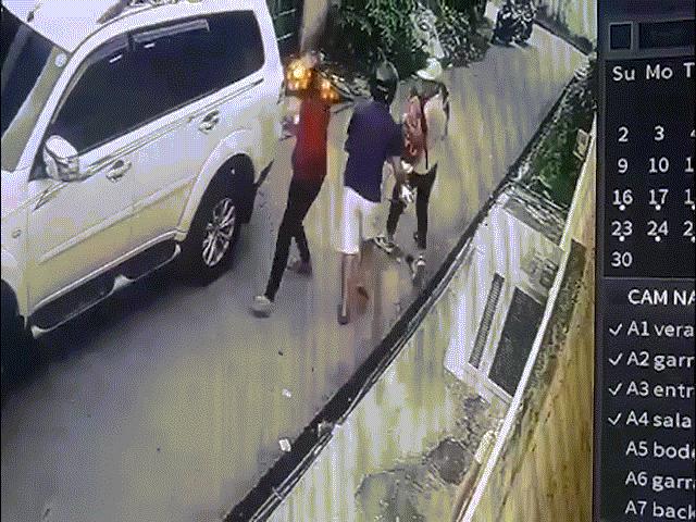 Video: Bố bị cướp tiền, con gái 8 tuổi ra tay chống 4 tên cướp có súng