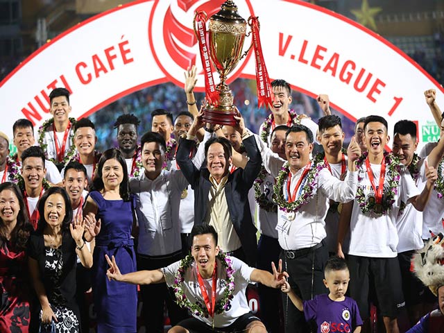 Bầu Hiển vui hết cỡ trong ngày Hà Nội mừng cúp V-League lần thứ 4