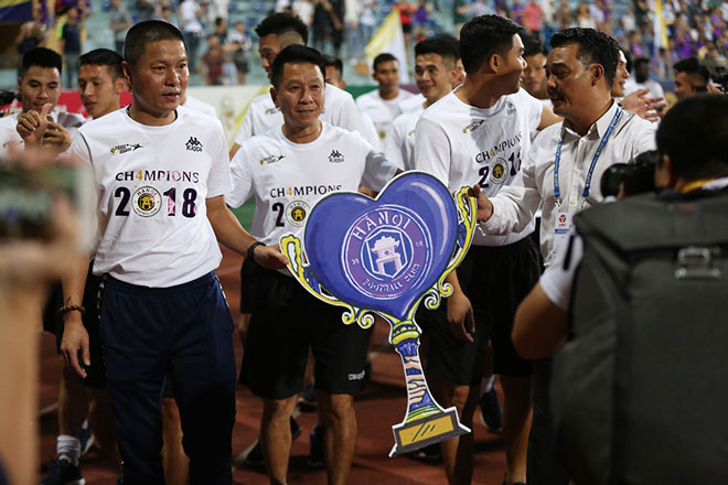 Bầu Hiển vui hết cỡ trong ngày Hà Nội mừng cúp V-League lần thứ 4 - 2