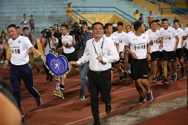 Bầu Hiển vui hết cỡ trong ngày Hà Nội mừng cúp V-League lần thứ 4 - 3