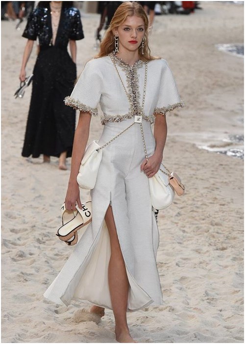 Lạ lùng chiếc váy Chanel: Bất đắc dĩ trở thành 