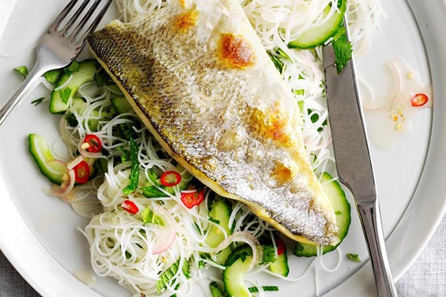 Cá chẽm với salad mì: Món salad rau củ và mì ống đơn giản này càng trở nên ngon tuyệt vời khi thêm phần cá chẽm chiên vàng ăn cùng sốt đặc biệt. Món ăn mang đầy đủ hương vị thơm ngon nhất.