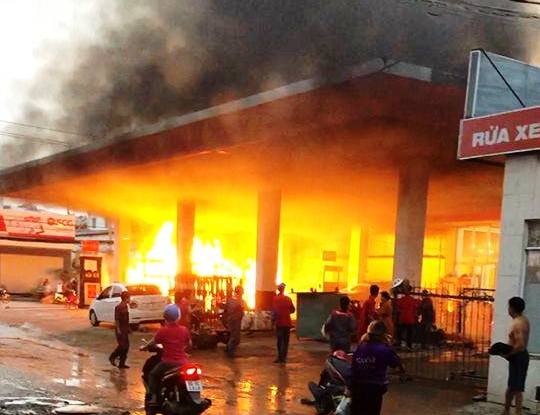 Hé lộ nguyên nhân cây xăng ở Sài Gòn cháy kinh hoàng, nhiều người tháo chạy - 1