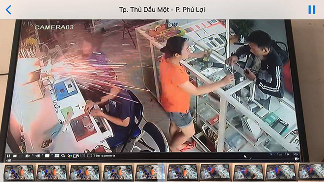 Video: Nổ pin như pháo hoa tại cửa hàng điện thoại, khách chạy thoát thân - 1