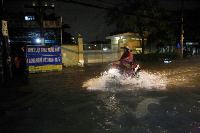 Đường Sài Gòn ngập như sông sau mưa, người dân trắng đêm tát nước - 6