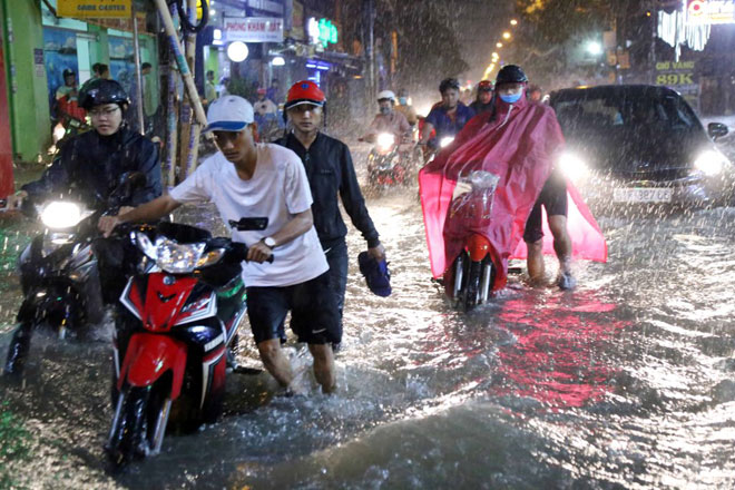 Đường Sài Gòn ngập như sông sau mưa, người dân trắng đêm tát nước - 7