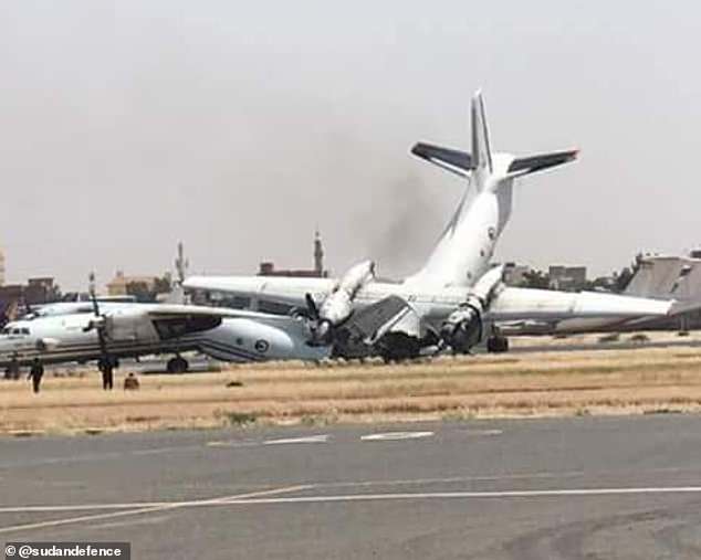 Video: Máy bay quân sự đâm vào nhau khi hạ cánh ở Sudan - 1