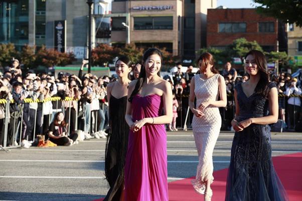 Tân Hoa hậu Hàn Quốc lại dậy sóng vì váy áo &#34;nhìn như quấn khăn&#34; - 1