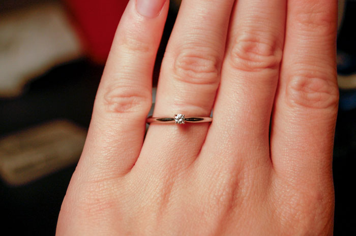 Làm bẽ mặt chồng sắp cưới vì chiếc nhẫn gắn kim cương quá nhỏ - 1