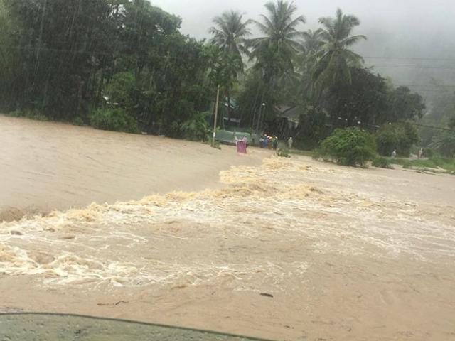 Bình Định xuất hiện lũ, giao thông bị chia cắt sau 2 ngày mưa như trút nước