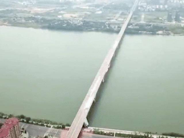 Cận cảnh phá sập cây cầu dài 1.500m chỉ trong 3 giây