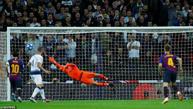 Messi che mờ Kane kéo sập Wembley: Tưng bừng mốc 300 bàn thắng - 5