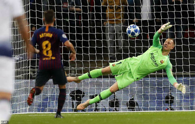 Messi che mờ Kane kéo sập Wembley: Tưng bừng mốc 300 bàn thắng - 12