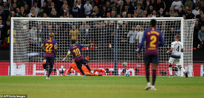 Messi che mờ Kane kéo sập Wembley: Tưng bừng mốc 300 bàn thắng - 13