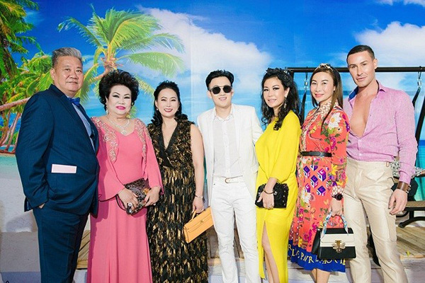 Phong độ rạng ngời đón tuổi mới của "ông hoàng nhạc Việt" - 2